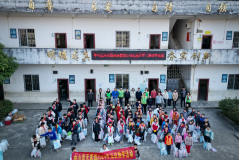 ECMG donated stationery to Chendi Primary School in Tongxin Town, Guangxi, continuing the story of 