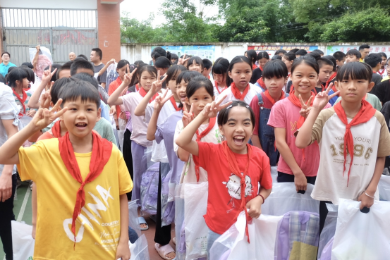 Walk hand in hand with love, jointly build the 